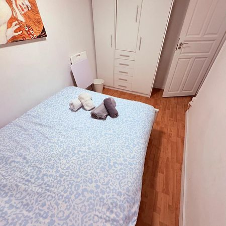 Stunning Flat For 6 People 3 Blocks From The Beach Plus Welcome Breakfast برشلونة المظهر الخارجي الصورة