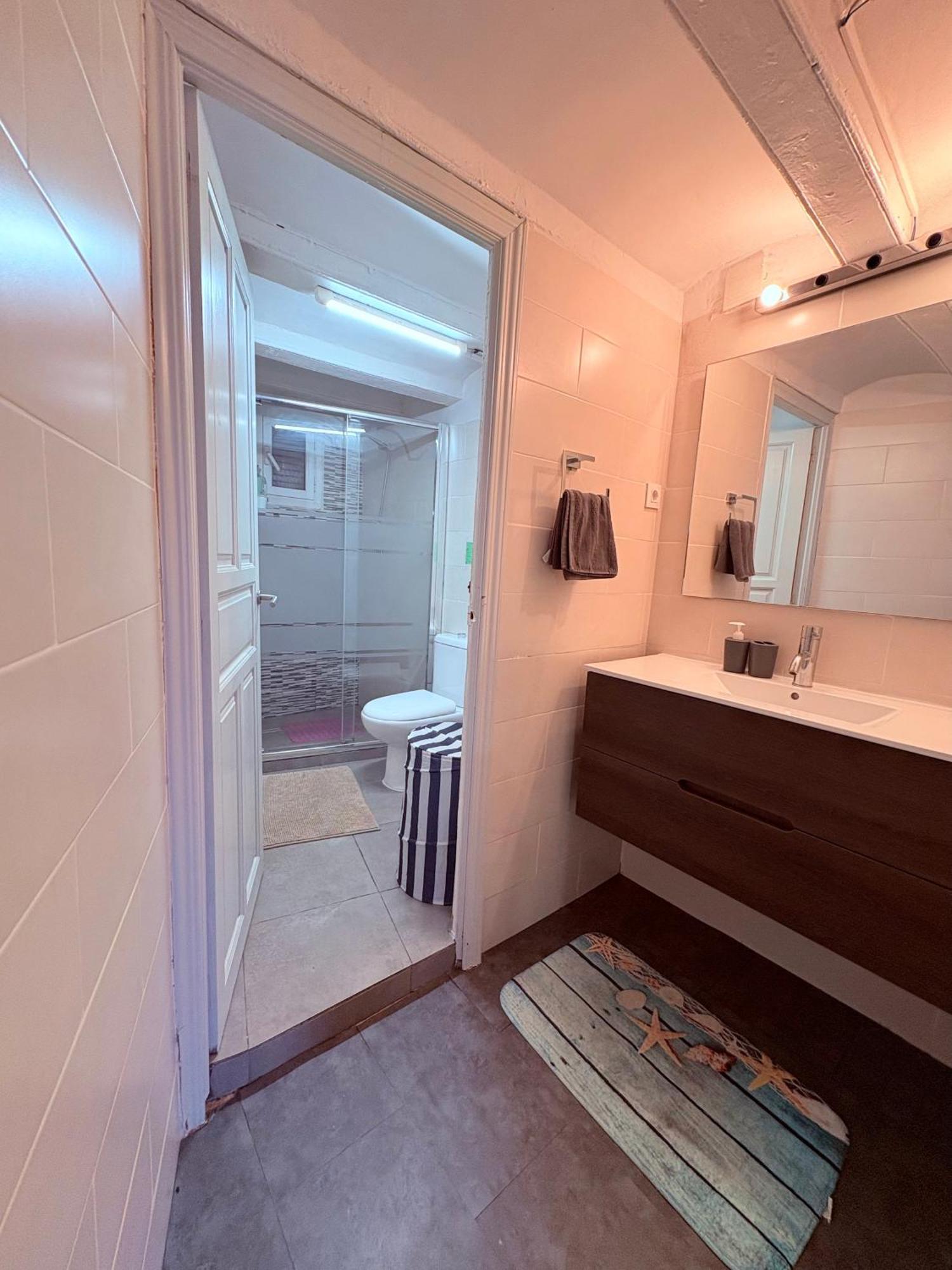 Stunning Flat For 6 People 3 Blocks From The Beach Plus Welcome Breakfast برشلونة المظهر الخارجي الصورة