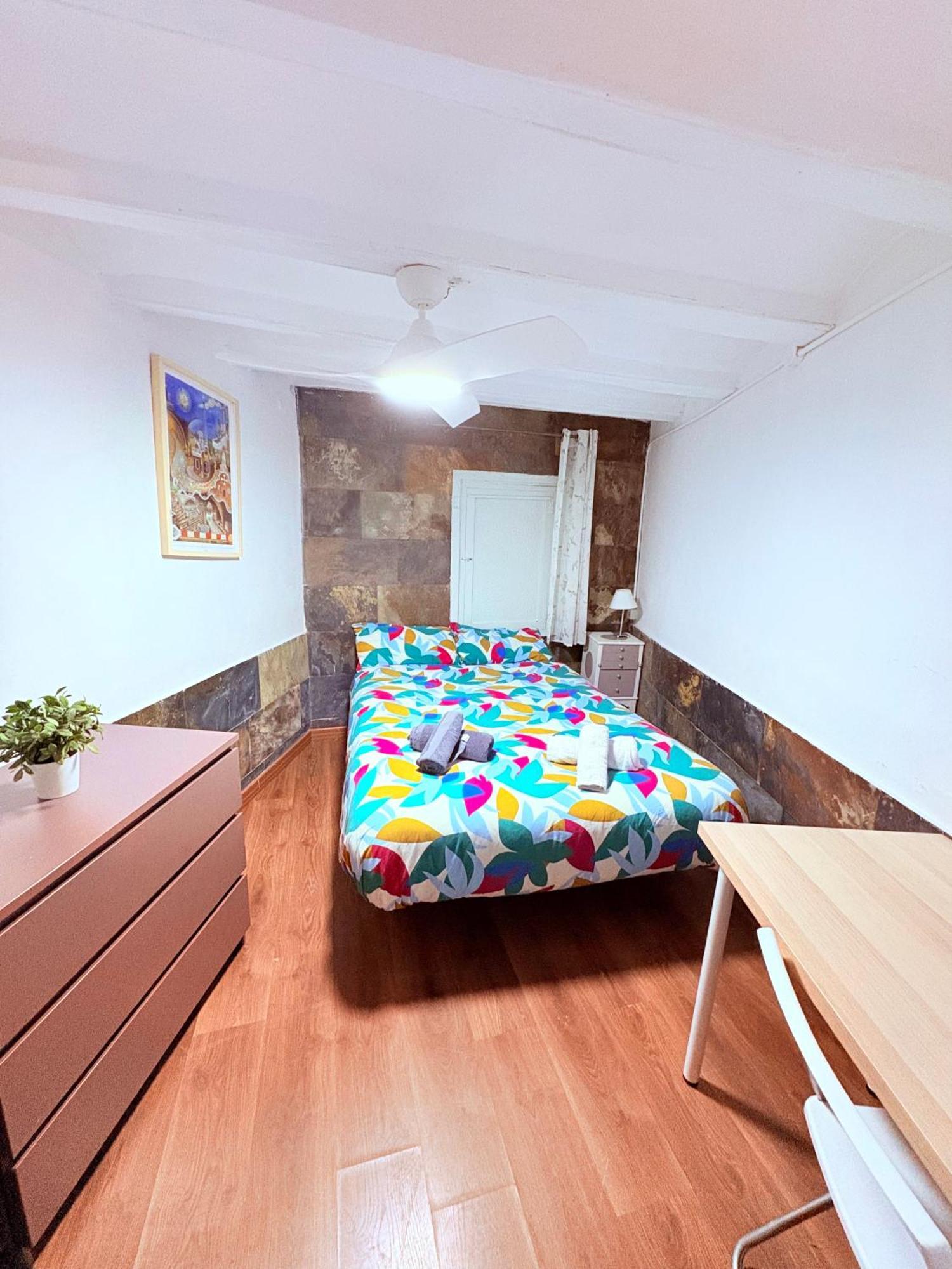 Stunning Flat For 6 People 3 Blocks From The Beach Plus Welcome Breakfast برشلونة المظهر الخارجي الصورة